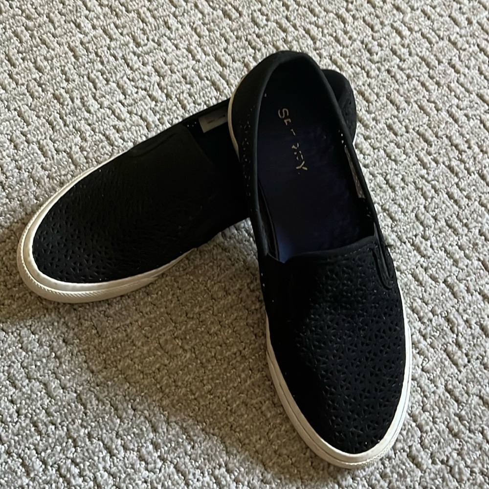 Very comfy sperry. Gently worn.Perforated wholes help with cooling.